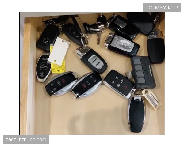 李诗沣训练间隙竟偷偷捧起豪车钥匙，闺蜜都说这生活绝了！